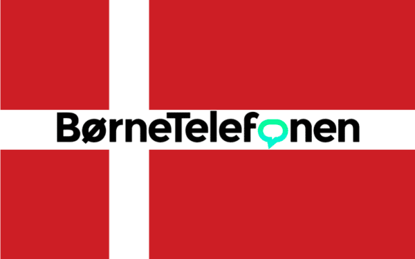 Logoet for BørneTelefonen inde i et dansk flag